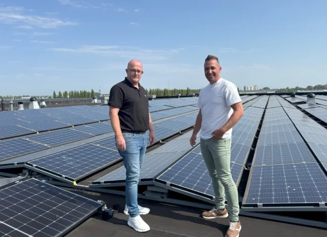 Medewerkers Dutch Green Energy op een dak met zonnepanelen