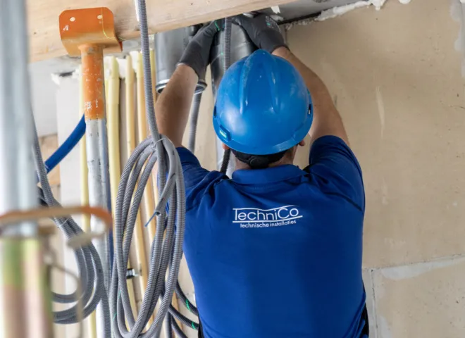 Medewerker TechniCo bezig met werktuigbouwkundige installatie